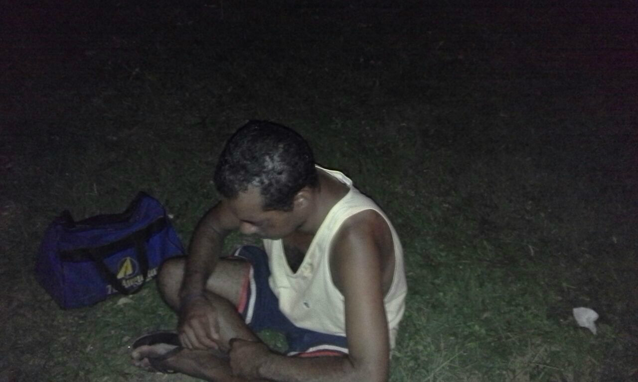 Embriagado, homem rejeita apoio de Samu, nesta noite de segunda (13) em TL . Foto: Rádio Caçula.