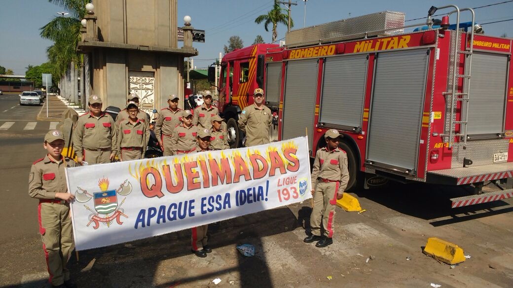 Campanha de orientação é realizada na praça Senador Ramez Tebet. (Foto: Nelson Roberto)