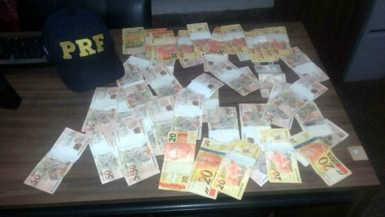 Dinheiro foi apreendido pela PRF - Foto: Divulgação / PRF