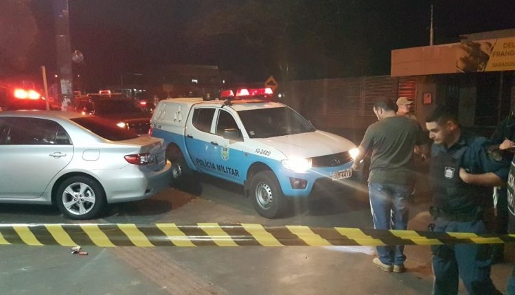 O Corpo de Bombeiros foi acionado, mas a vítima morreu no local. Agentes das Polícias Militar e Civil também estão em busca do suspeito do crime. Foto: Vinicius Costa.