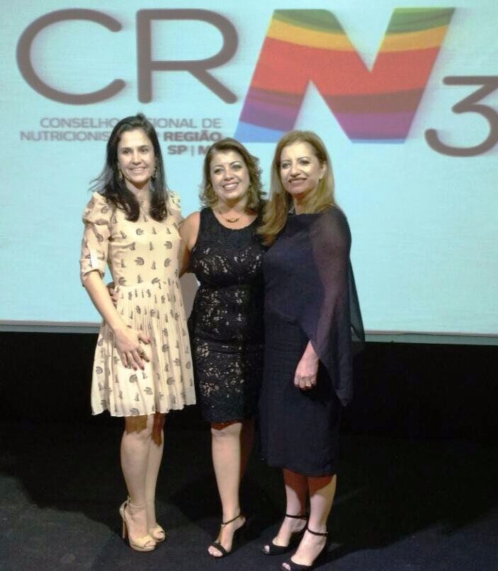 Renata Petruci Flumian, a esquerda, recebendo a premiação. (Foto: Assessoria de Imprensa)