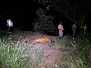 Corpo foi encontrado no final da tarde de domingo (12), na cachoeira inferninho, e resgatado pelo Corpo de Bombeiros. (Foto: Kleber Clajus)
