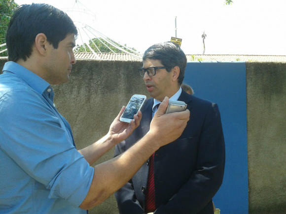 O repórter Marco Campos entrevista o Dr. Ronaldo Onofre. Fotos: Karime Marques/ Rádio Caçula.