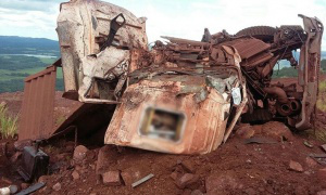 A vítima ficou prensada na cabine e morreu no local. (Foto: enviada pelo WhatsApp ao Diário Corumbaense)