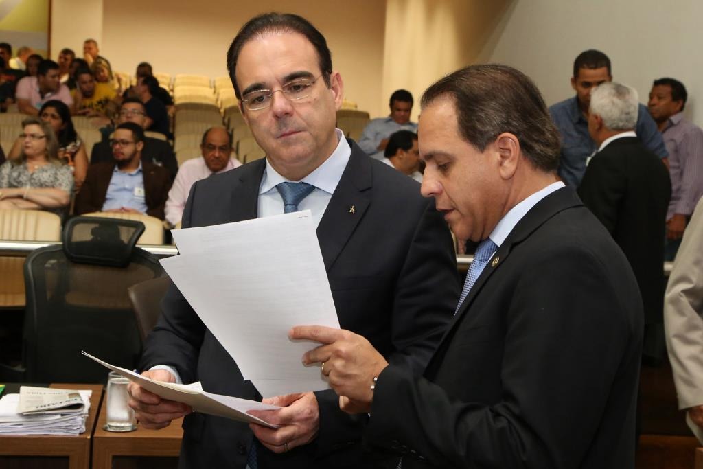 Iniciativa é do deputado Coronel da David (à direita), que discute projeto com Felipe Orro  - Foto: Victor Chileno 