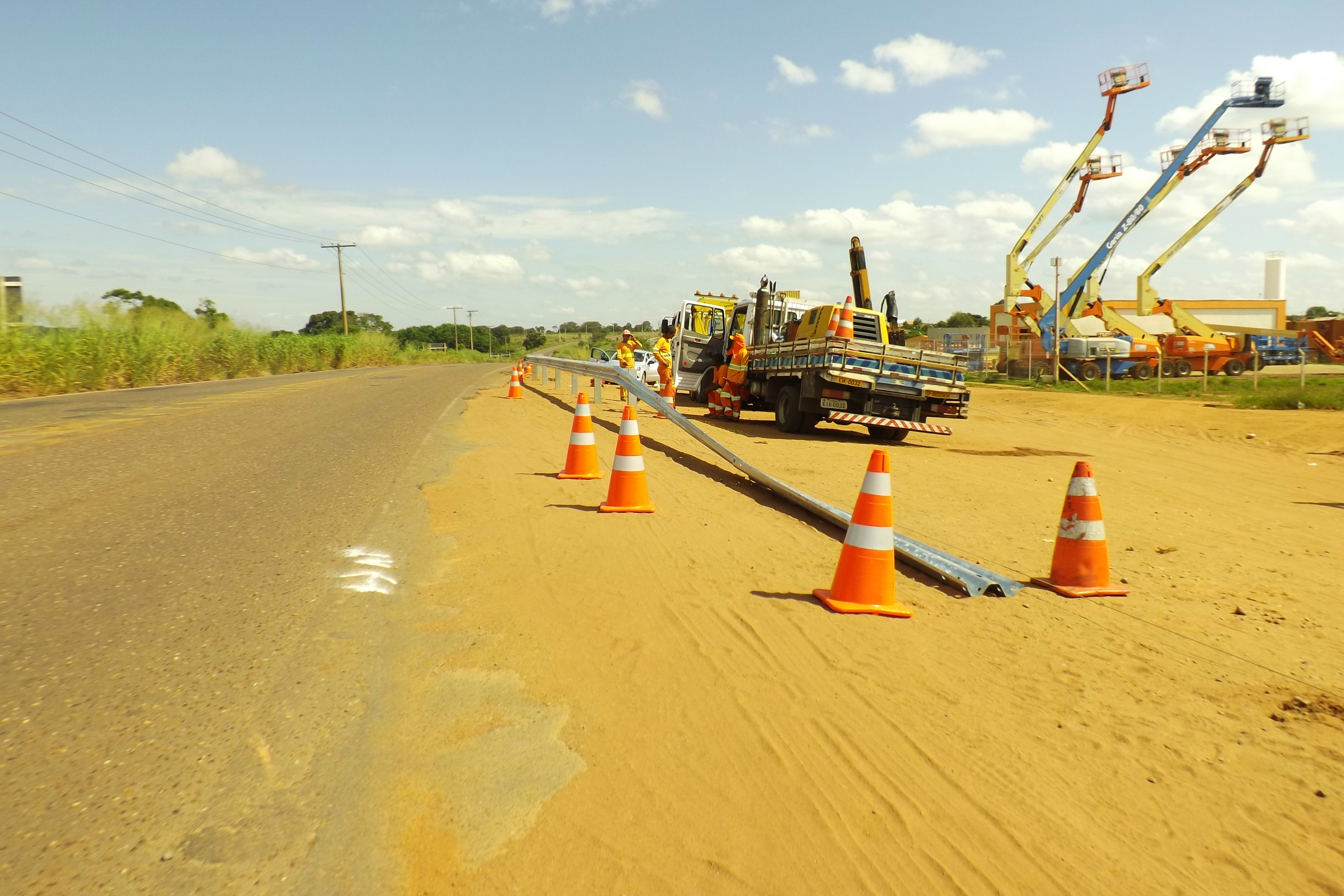 A defensa metálica servirá para bloquear o tráfego irregular da região e transformar a rua lateral à rodovia em marginal.