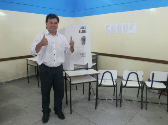 Idevaldo Claudino, ao terminar de votar em sua seção.