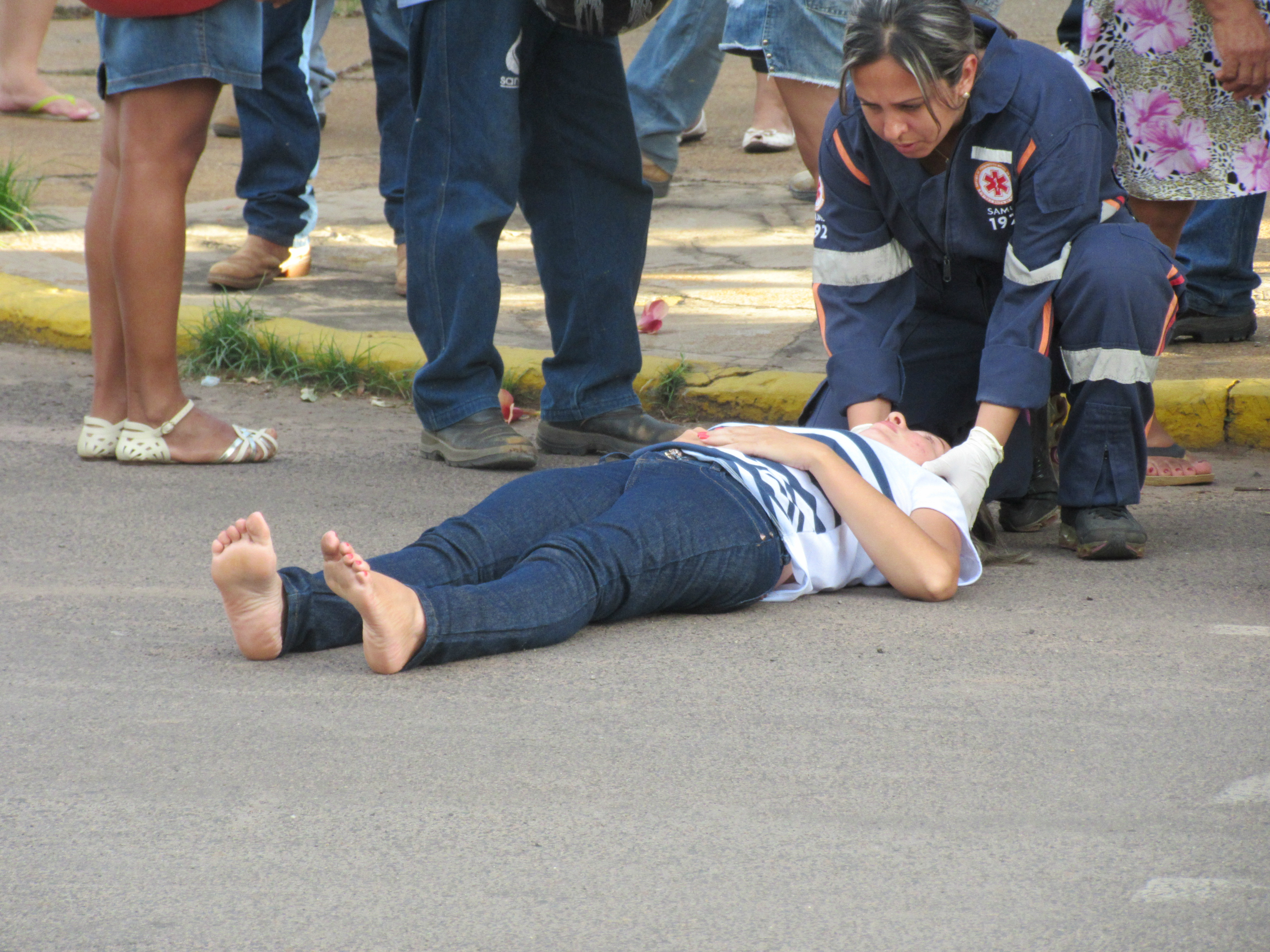 Vitima sendo resgatada pelo SAMU. Foto: Rádio Caçula