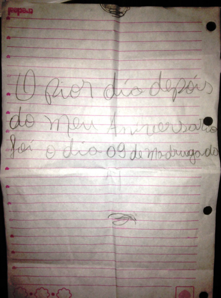 Frases que a garota tinha na bolsa.