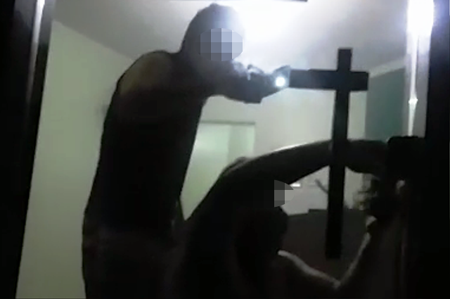 Colaboradores tentando sair da empresa após notarem o incêndio