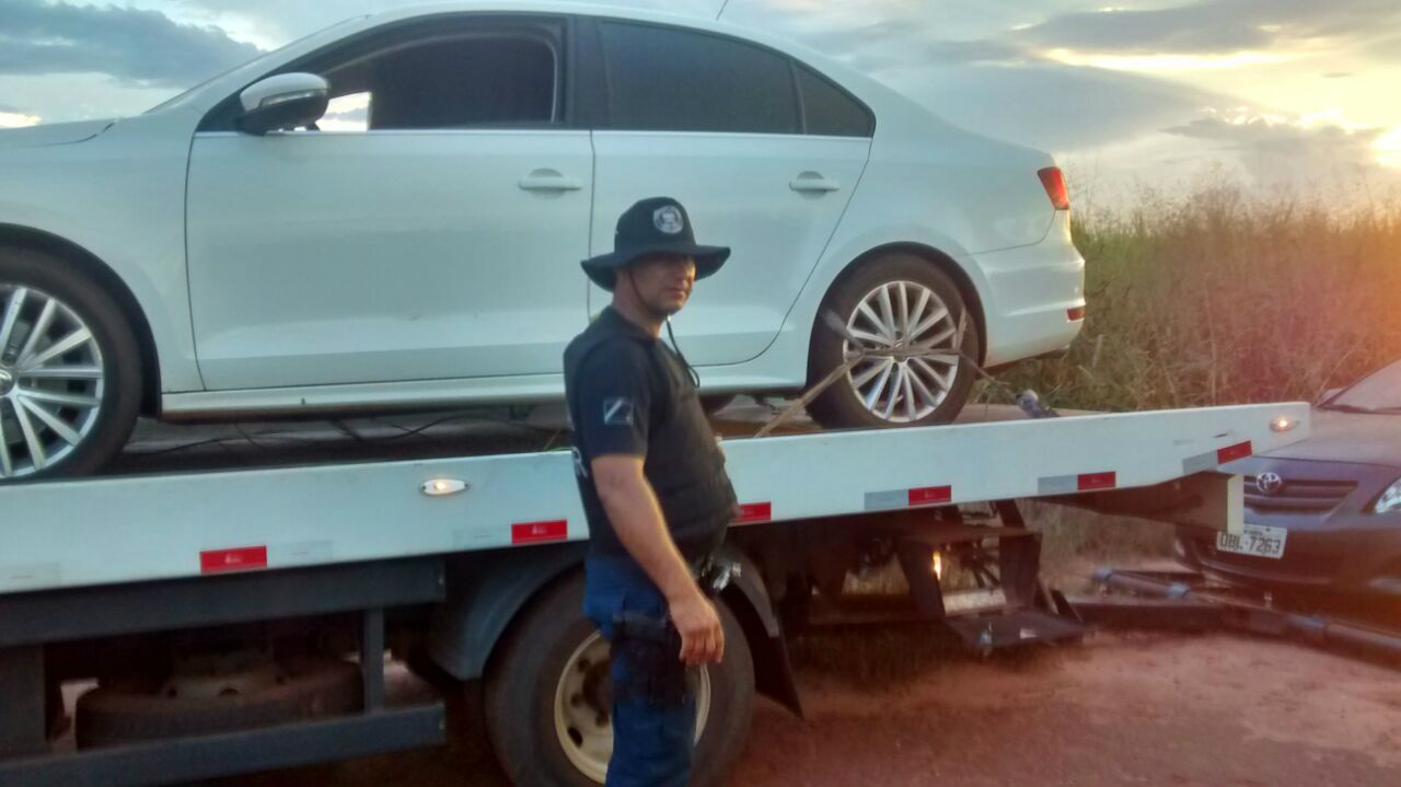 Carros de luxo roubados sendo apreendidos após perseguição. 