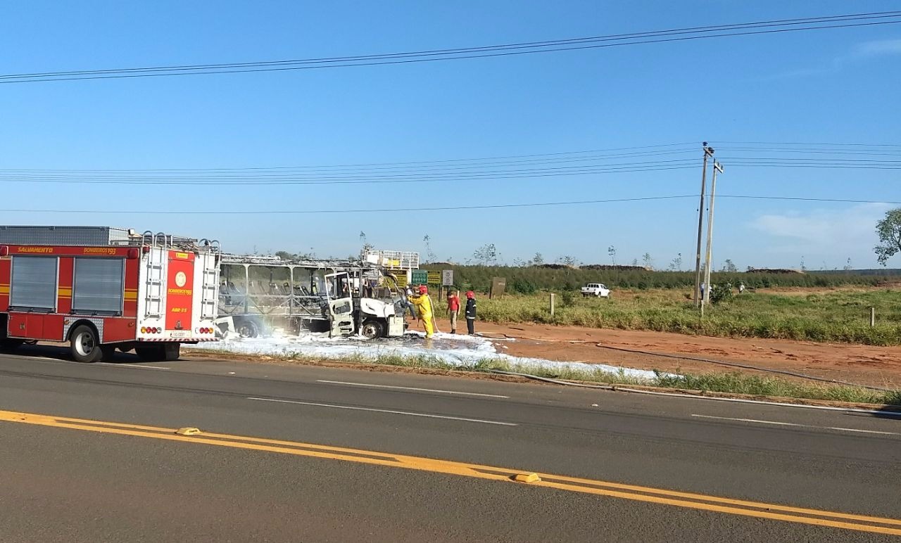 Ônibus seguia pela BR-158 no sentido Três Lagoas/Brasilândia. (Foto: Corpo de Bombeiros)