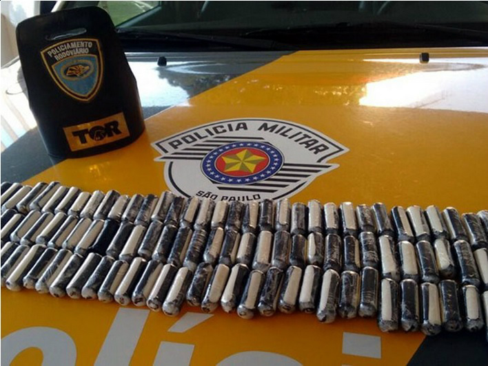 Foram apreendidas 103 capsulas de pasta base cocaína, pesando 1,5 kg. Foto: Polícia Rodoviária