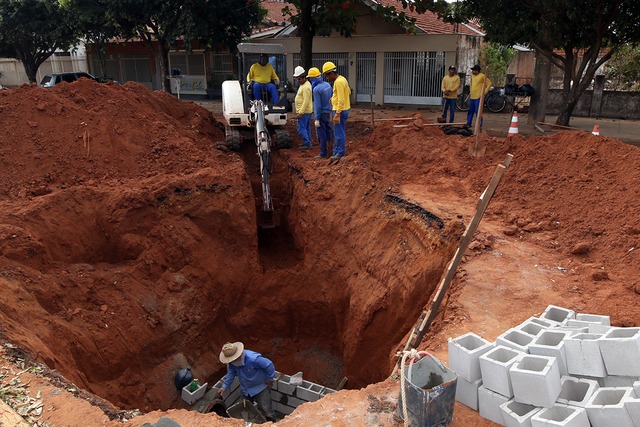 Obra de drenagem com finalização da construção do ramal principal e executando a construção dos poços de visita. Foto: Assessoria.