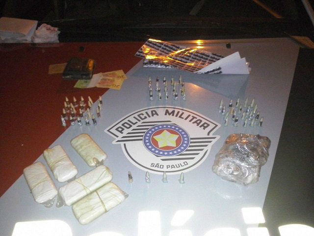 Pinos de cocaína, adesivos e celulares embrulhados ( Ata News )