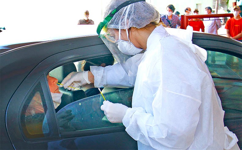 Coleta de amostras pelo Drive Thru para testagem contra Covid-19. Foto: Ilustração.