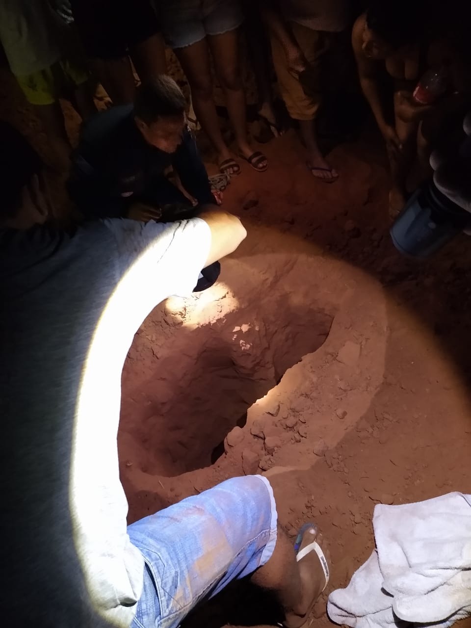 Momentos do resgate da criança. Foto: Polícia Militar .