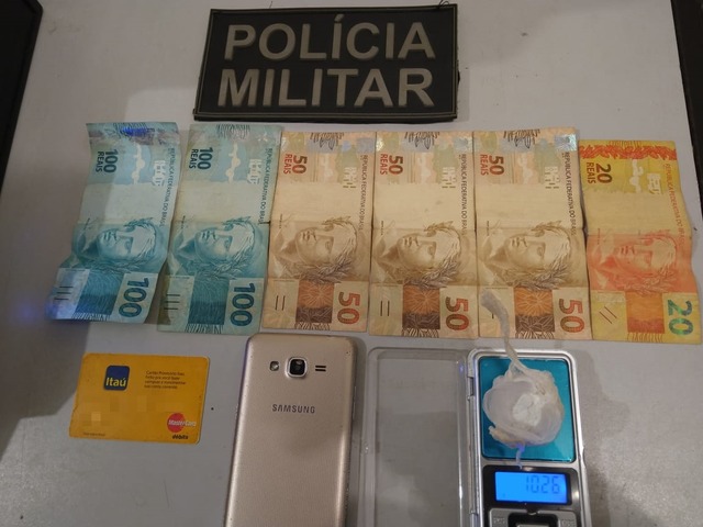 Além da droga, a polícia localizou com o autor um celular e R$ 370,00 em dinheiro