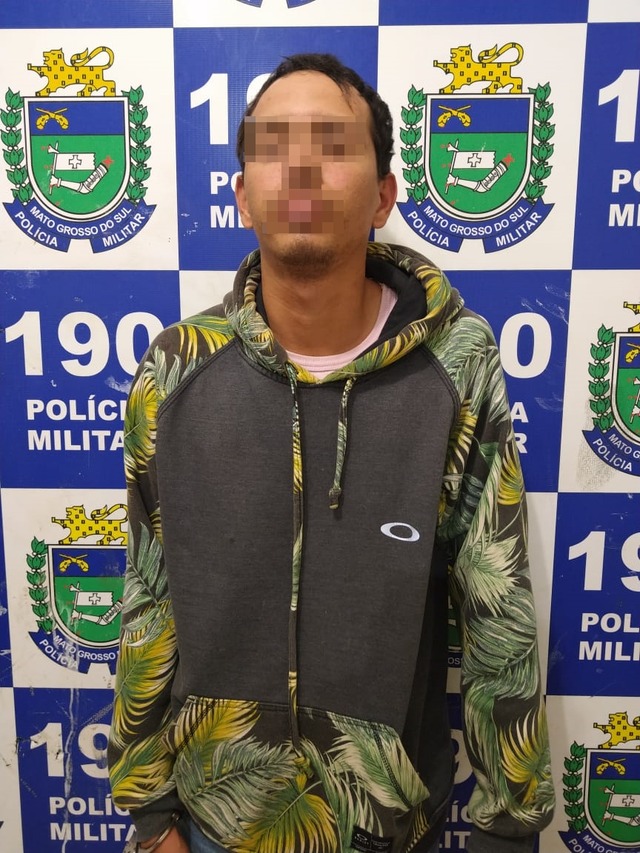 Autor teria tentado correr dos policiais, após a droga ser encontrada em terreno baldio.