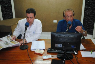 à direita, o radialista entrevistando um médico de Três Lagoas