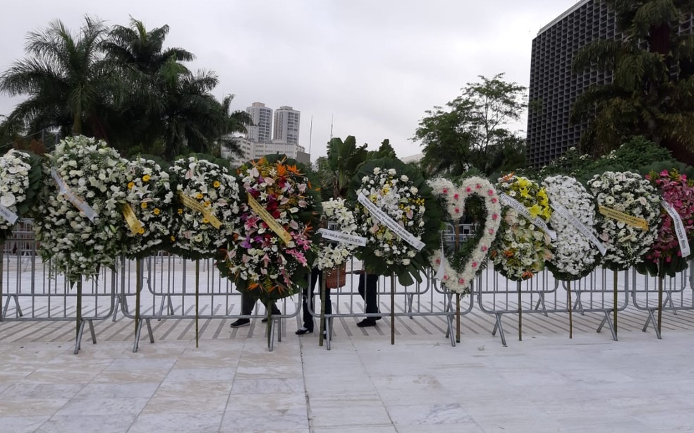 Antes de o corpo ser levado para o cemitério, será realizada uma missa privada aos amigos e familiares do apresentador na Alesp. A previsão é que o corpo chegue ao cemitério até as 11h30, após o cortejo.