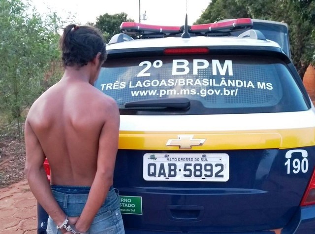 Com a chegada da Guarnição da PM, o autor se trancou dentro de um quarto, tentando se livrar da arma de fogo, porém foi detido pelos policiais em posse de uma Carabina Calibre 32 - Foto: 2ºBPM