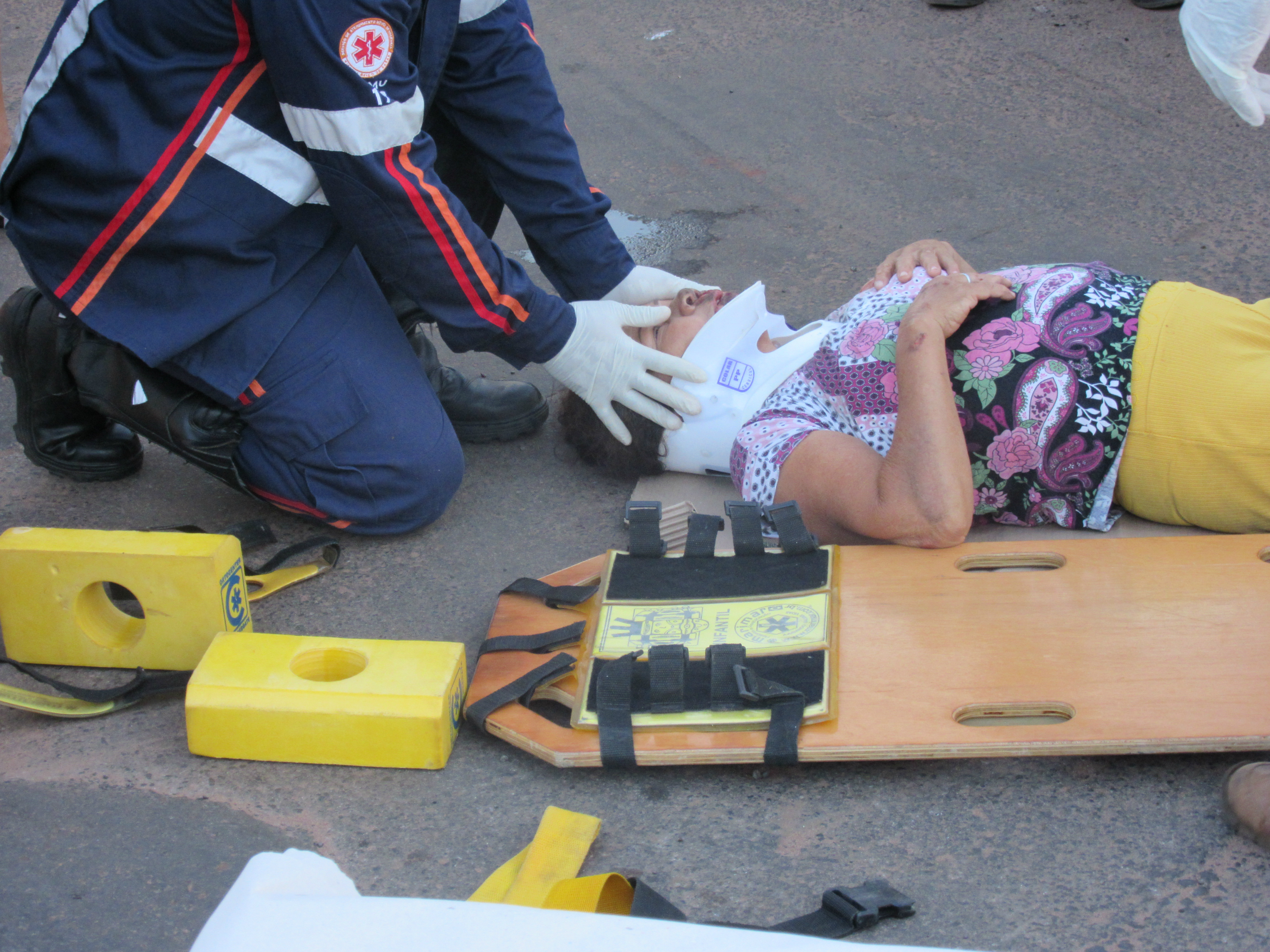 Vitima sendo socorrida pela equipe do SAMU. Foto: Rádio Caçula
