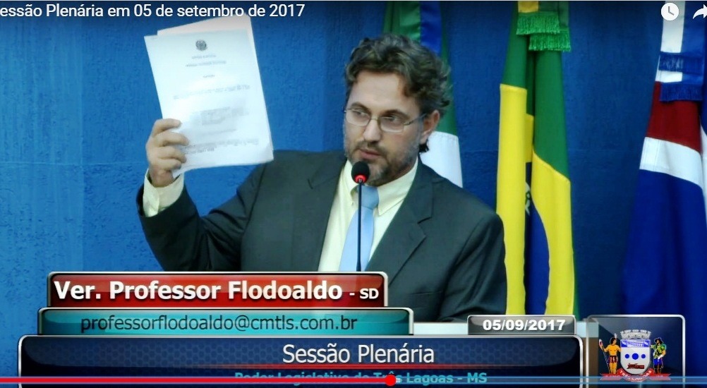 Vereador Flodoaldo com as certidões em mãos para rebater boatos