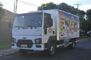 Capital16/04/2015 17:27Em 3 motos, 4 ladrões interceptam caminhão para roubar picolésAlan Diógenes e Kleber ClajusImprimir Enviar por E-mail Ladrões levaram dinheiro e picolés que estavam no interior do caminhão. (Foto: Alcides Neto)Ladrões levaram dinheiro e picolés que estavam no interior do caminhão. Foto: Campo Grande News