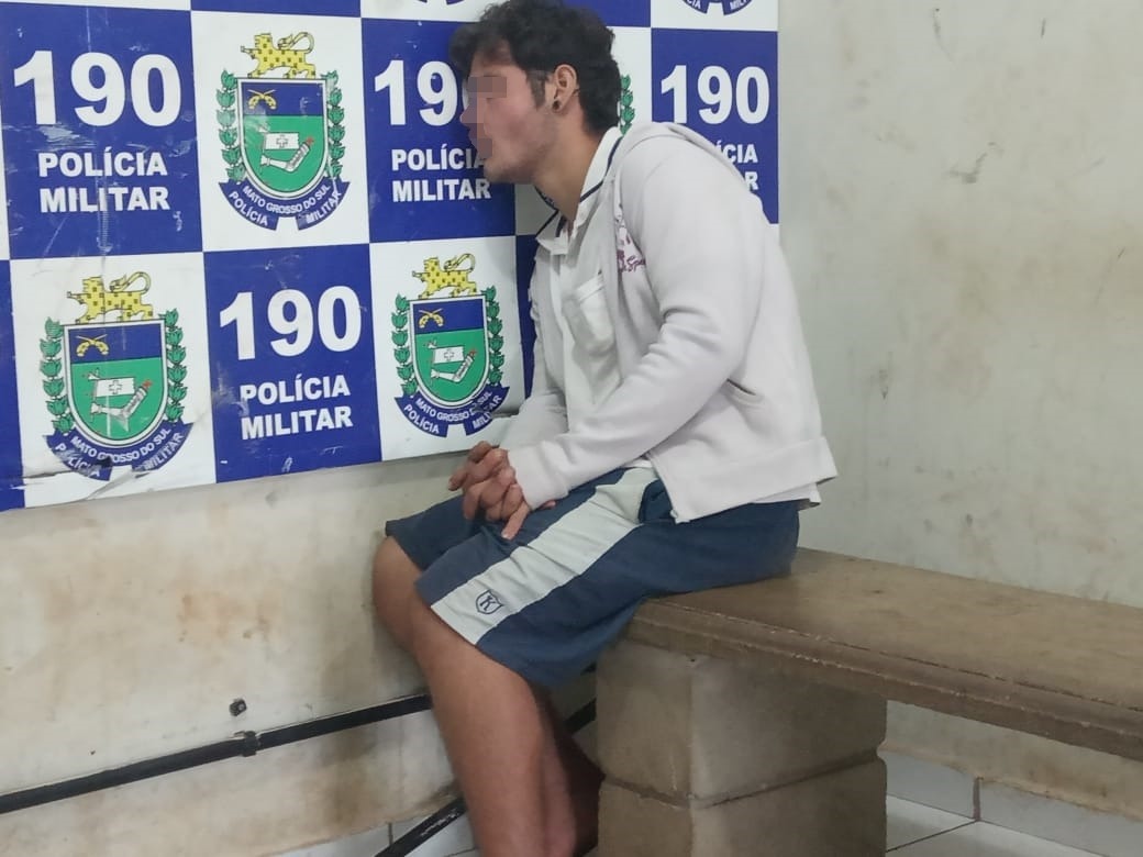 Encaminhado à Depac (Delegacia de Pronto Atendimento Comunitário), o rapaz pegou no sono e dormiu sentado durante a confecção do Boletim de Ocorrência. Foto: Polícia Militar.