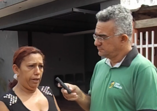 Romilda Brites concede entrevista ao repórter Marcio Ribeiro. Foto: Rádio Caçula. 