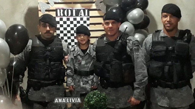 Ana Livia teve a surpresa de contar com a participação do Sargento Silviomar, do Cabo de Souza e do Soldado Ortiz da Força Tática em sua festa de aniversário - Foto: Assecom 2ºBPM