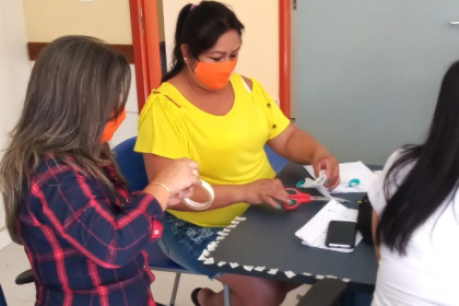 Servidores municipais confeccionam máscaras para alunos e comunidade carente de Três Lagoas (MS). Foto: Prefeitura Municipal de TL