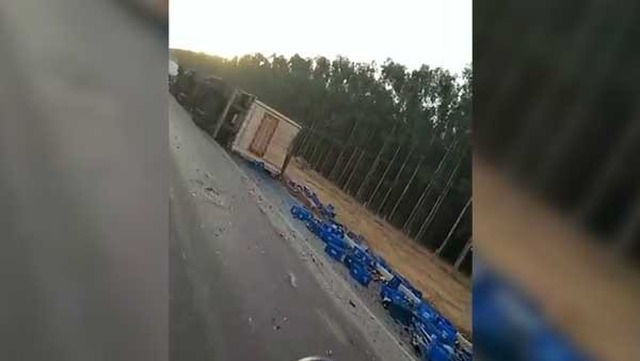 Motorista que passava pelo local gravou vídeo de latinhas espalhadas pela rodovia. - (Foto: Reprodução/ Rio Pardo News)