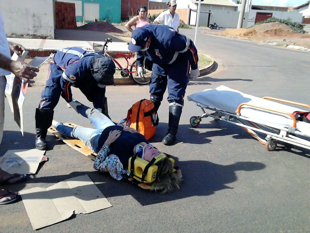 SAMU atendendo à vitima. Foto: Rádio Caçula