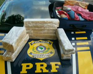 A jovem e a droga foram encaminhados a delegacia da cidade. (Foto: Divulgação PRF)