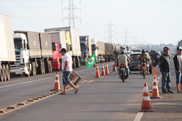 Caminhoneiros parado durante greve em que valor do frete foi um dos motivos. (Foto: Arquivo)