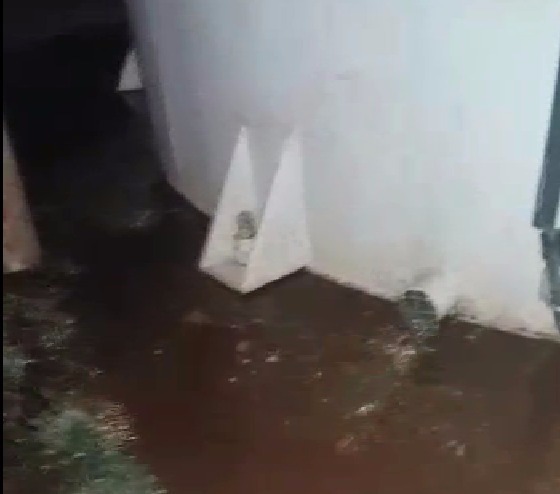 Vazamento na caixa de água do bloco 7, denominado professora Cleide Maria. (Foto: Reprodução vídeo)