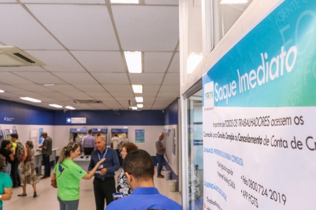 Movimentação em agência da Caixa da Capital em dia de saque (Foto: Henrique Kawaminami)