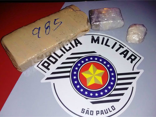 Mulher de 30 anos, que mora em São Paulo, disse que iria esconder entorpecentes perto da Prefeitura