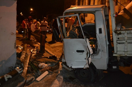 Motorista de um caminhão pequeno atropelou quatro pessoas na calçada na zona sul. Tia e sobrinha morreram