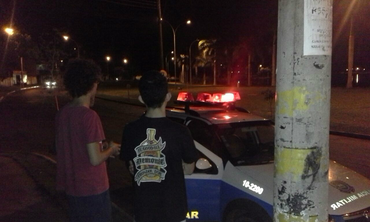 Vitimas sendo atendidas pela equipe da policia. Foto: Rádio Caçula