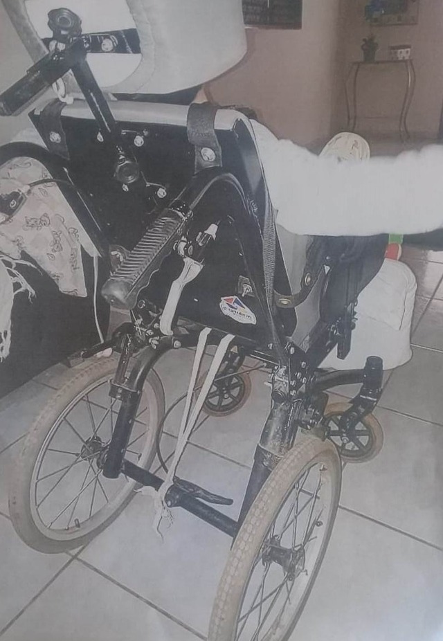 Alessandra disse ter utilizado diversas peças de outras cadeiras para tentar adaptar a cadeira de rodas do filho