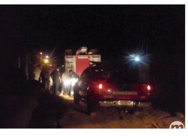 Jovem conversando com os policiais após descer da torre (ViaWhatsApp)