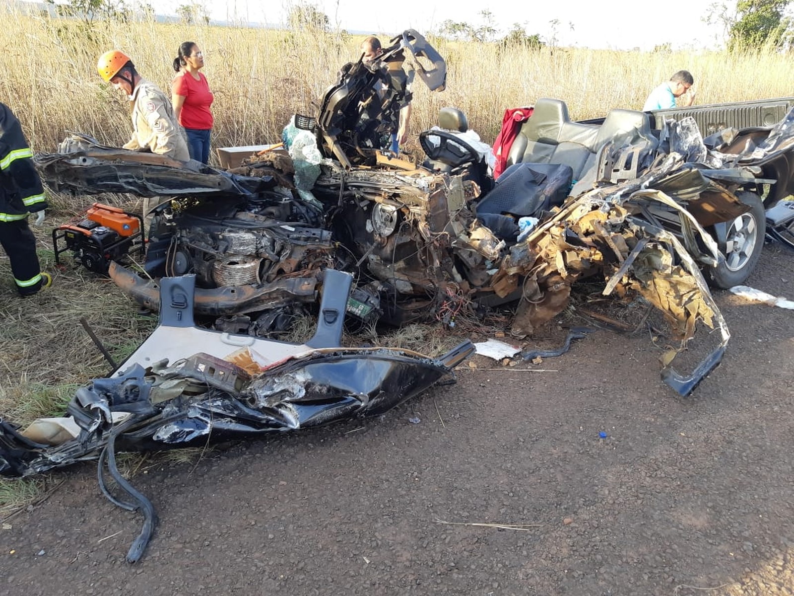 Caminhonete ficou completamente destruída com o impacto em MS — Foto: PRF/Reprodução