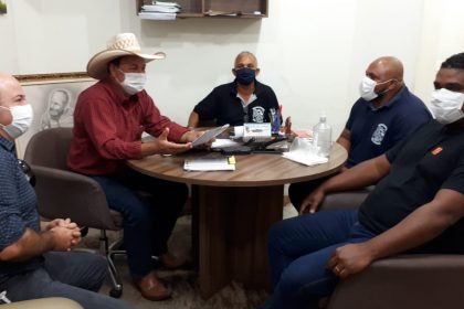 Reunião para discutir ações sociais frente a pandemia causada pelo novo coronavírus. Foto: Prefeitura TL