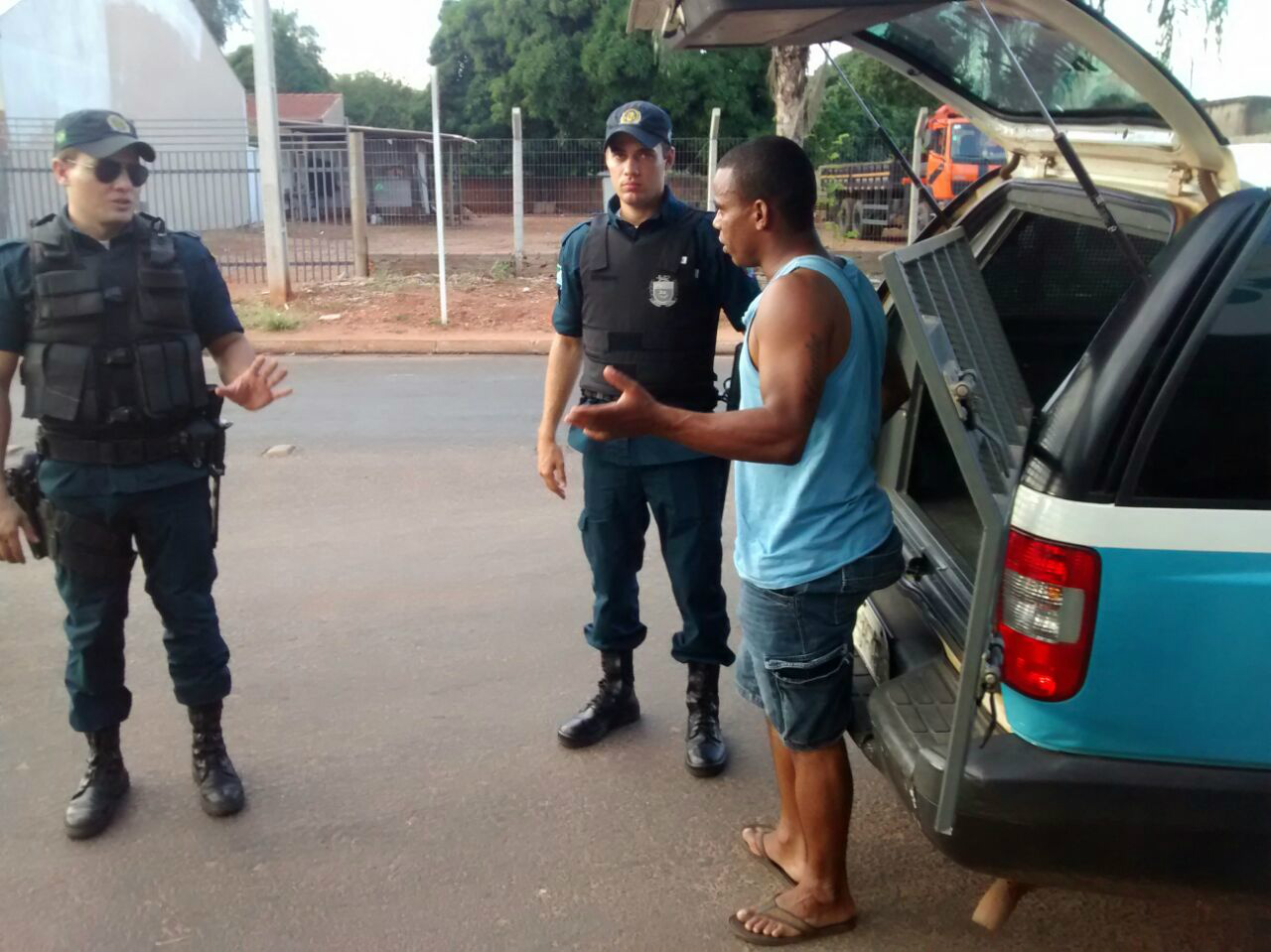 Motorista sendo encaminhado ao DEPAC. Foto: Rádio Caçula