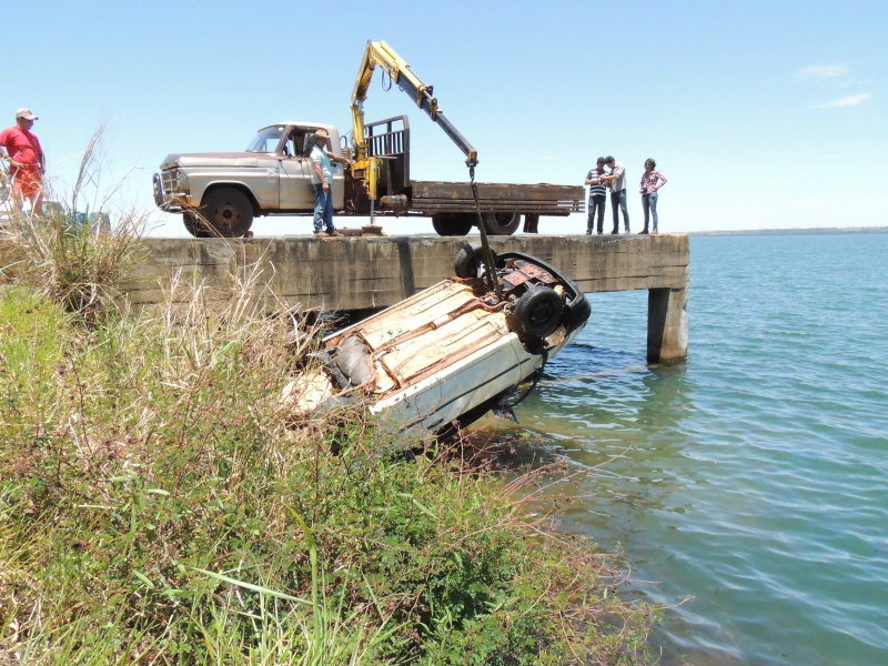 Carro finalmente foi retirado do rio Paraná.