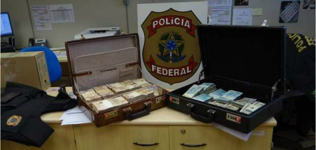 Dinheiro apreendido com o grupo (Divulgação) 