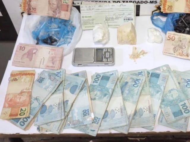 Dinheiro e parte das drogas apreendidas. (Foto: Divulgação)
